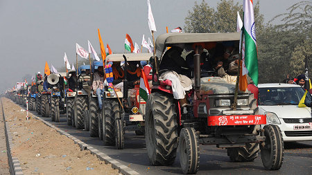 Foto eindeloze rij tractoren