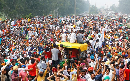 Foto grote menigte demonstranten op snelweg