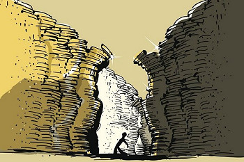 Kloof tussen bergen munten, wandelaar bang voor muntverschuiving