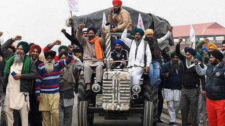 Demonstrerende boeren met tractor en aanhanger