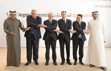 Foto zes deelmerers hand in hand