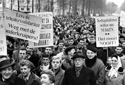 Zwart/wit foto demonstratie Weg met de onderkruipers - de kapitalisten willen ons nekken