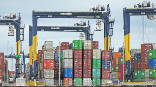 Foto containeroverslag op schip