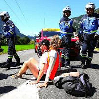 Twee vrouwen met handen aan de weg geplakt, politie er omheen