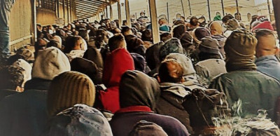 Foto lange rijen wachtenden bij controlepost