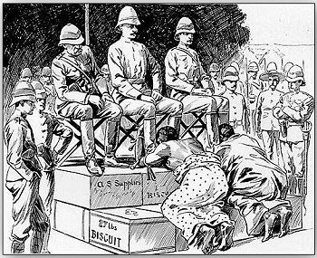 Knielende inlandse vrouwen kussen de laarzen van witte officieren op een podium