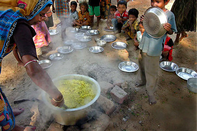 Foto kinderen met metalen borden wachten tot het eten klaar is