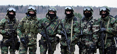 Foto zwaar bewapende soldaten in camuflage pakken, geen insignes zichtbaar