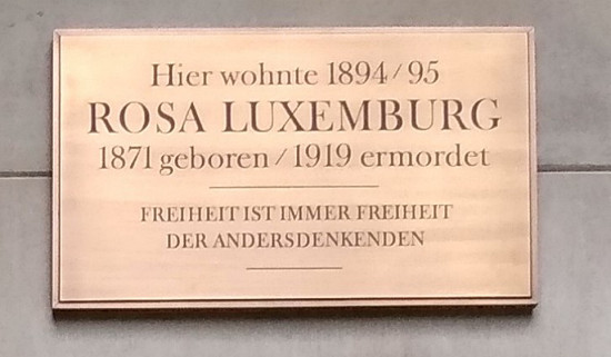 Bord op muur: Hier wohnte 1894/1895 Rosa Luxemburg  1871 geboren - 1919 ermorded. Freiheit ist immer Freiheit der Andersdenkenden