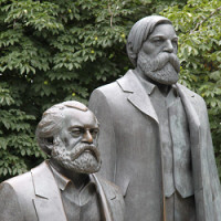 Beelden Marx en Engels