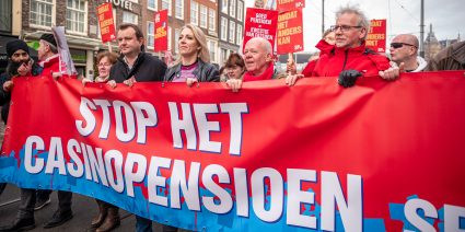 Demonstratie met spandoek Stop het casinopensioen