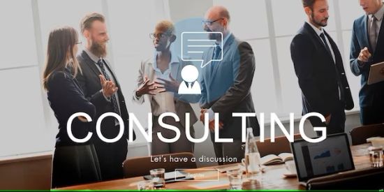 Consultants m/v staan bij vergadertafel. Opdruk Consulting let's have a discussion