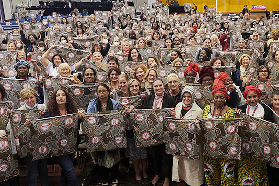Foto zaal vol vrouwen met logo's Ratify C190
