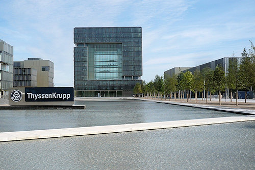 Foto Vijver met modern glazen kantoor, doorzichtig in het midden