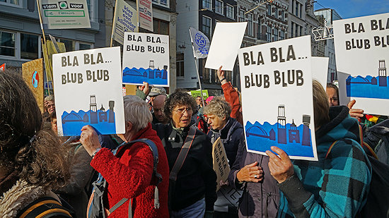 Demonstratie Amsterdam met borden Bla Bla ... Blub Blub