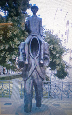 Foto standbeeld leeg pak met map op schouders