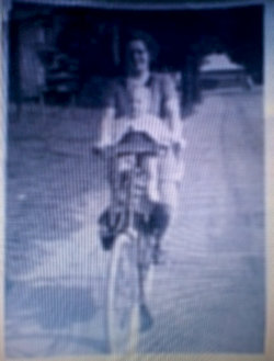 Foto moeder Harry Peer op fiets met Harry voorop