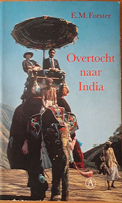 Voorkant boek Forster: Olifant met menner op de nek en twee passagiers met stoel onder parasol op de rug.