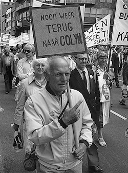 Oude foto demonstatie Korter werken - meer banen FNV; bord Nooit meer terug naar Colijn