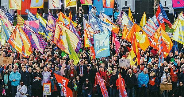 Foto FNV demostrtatieve bijeenkomst  met gekleurde vlaggen