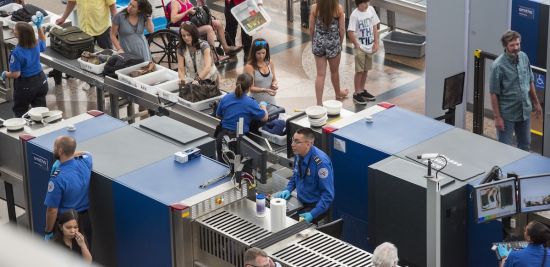 werkers op de luchthaven