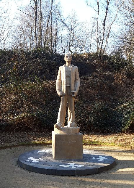 Foto beeldhouwwerk met begroeide duin