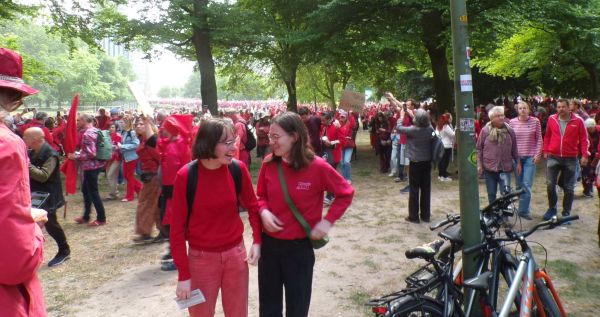 rood gekleed