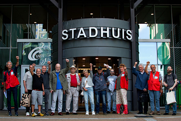 Actievoerders voor het stadhuis van Zaandam
