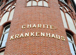 Baksteen gedeelte van het ziekenhuis