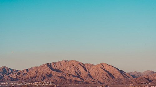 Droog landschap met dorp op helling berg