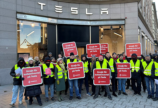 Picket voor TESLA kantoor. Staking voor collectiviteit bij TESLA