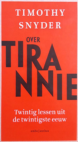 Voorkant Over Tirannie - twintig lessen uit de twintigste eeuw