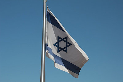 Vlag Israel tegen blauwe lucht