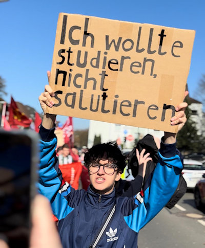 Foto scholier met bord Ich wollte studieren, nicht salutieren