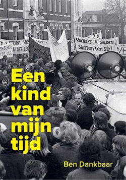 Voorpagina Een kind van mijn tijd, zwart wit foto demo met gele opdruk