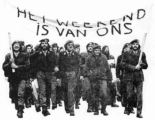 Foto militairen met spandoek 'Het weerkend is van ons'
