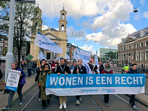 Kop demo met spandoek Wonen is een recht
