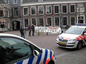 Foto van protest bij rechtbank Haarlem tijdens zitting Joke Kaviaar