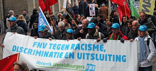 Demonstratie met spandoek FNV tegen rascisme, discriminatie  en uitsluiting