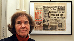 Beate Klarsveld met ingelijste voorpagina Bild - 1 jaar gevangenisstraf