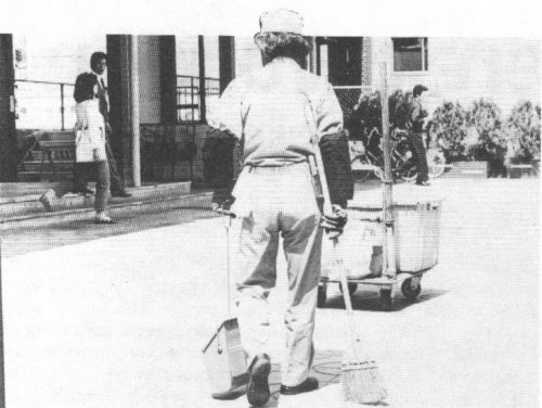 Foto Bejaarde straatveger met karretje