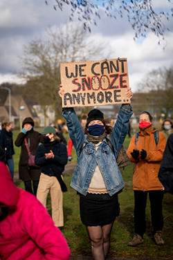 Foto demo met bord We can't snooze anymore ...