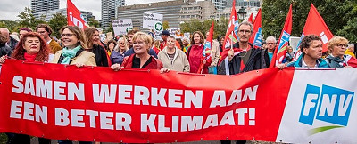 Demo met FNV spandoek Samen werken aan een beter klimaar!
