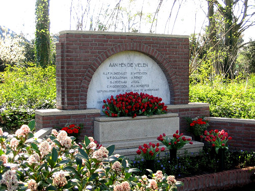 Foto gedenksteen met bloemen