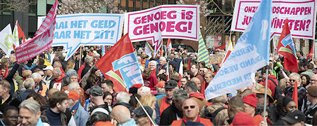 Foto demo Genoeg is genoeg, haal het geld waar het zit