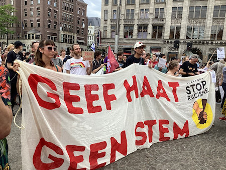 Foto demo op de Dam, spandoek 'Geef haat geen stem'