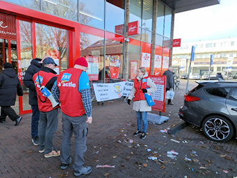 Foto actie voor de ingang Vomar